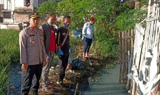 Mayat Pria Tergeletak di Pinggir Sawah di Neglasari Mayat Pria Tergeletak di Pinggir Sawah di Neglasari