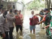 Banjir, TNI – Polri Serahkan Bantuan Paket Sembako Bagi Warga Desa Tanjung Burung Banjir, TNI - Polri Serahkan Bantuan Paket Sembako Bagi Warga Desa Tanjung Burung