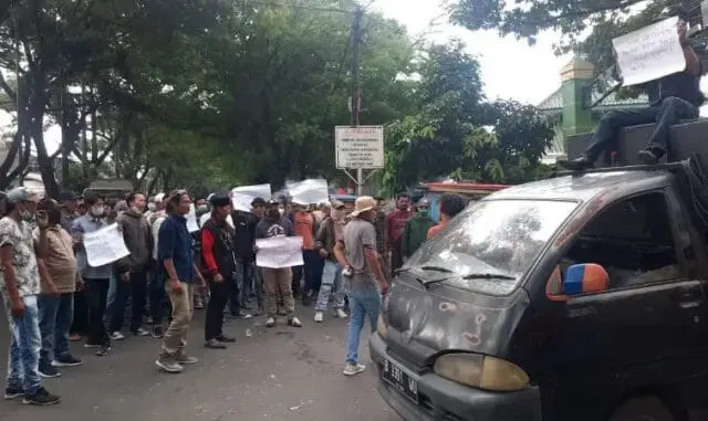 Datangi PN Tangerang, Ratusan Masyarakat Pakuhaji Minta Pra Pradilan Jimmy Lie Ditolak Datangi PN Tangerang, Ratusan Masyarakat Pakuhaji Minta Pra Pradilan Jimmy Lie Ditolak
