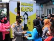 Sambut HUT Bhayangkara ke-76, Polsek Benda Berbagi Makanan Gratis di Gerai Vaksinasi