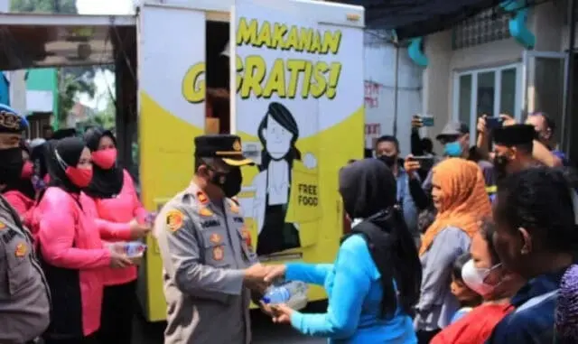 Sambut HUT Bhayangkara ke-76, Polsek Benda Berbagi Makanan Gratis di Gerai Vaksinasi Sambut HUT Bhayangkara ke-76, Polsek Benda Berbagi Makanan Gratis di Gerai Vaksinasi