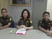Sempat Buron, Tersangka SA Mantan Anggota DPRD Kasus Pengadaan Mobil Serahkan Diri ke Kejaksaan Kabupaten Tangerang Kepala Kejari Kabupaten Tangerang Nova Elida Saragih saat konferensi pers.