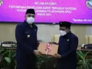 DPRD Kabupaten Tangerang Gelar Paripurna Penyampaian Bupati Terhadap Raperda Pertanggungjawaban Pelaksanaan APBD 2021 Bupati Tangerang Ahmed Zaki Iskandar saat menyerahkan berkas dokumen ke Ketua DPRD Kabupaten Tangerang H. Kholid Ismail.