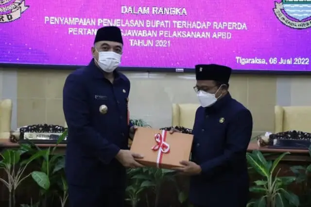 WhatsApp Image 2022-06-06 at 14_27_38 (1) Bupati Tangerang Ahmed Zaki Iskandar saat menyerahkan berkas dokumen ke Ketua DPRD Kabupaten Tangerang H. Kholid Ismail.