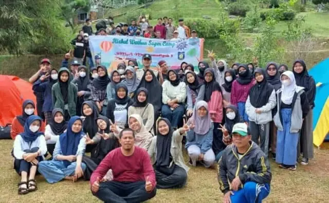 e0a8629b2f3545da8289e40885f76765_copy_800x494 Murid Sekolah SMA Muhammadiyah 3 Kota Tangerang bersama dengan para gurunya.