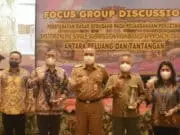 Bupati Zaki didampingi Kepala DPMPTSP Kabupaten Tangerang, Soma Atmaja, dengan para Narasumber.