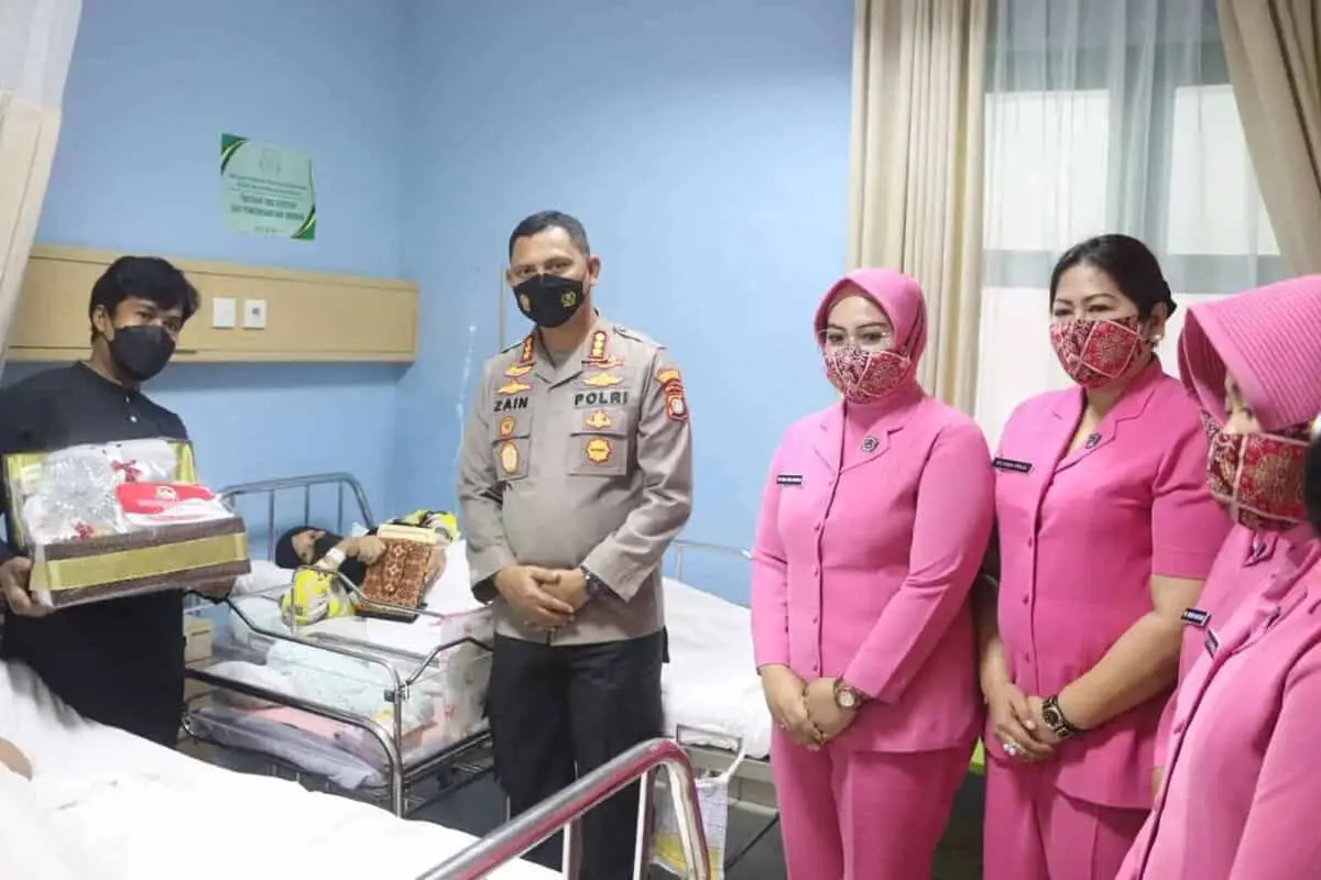 Lahir 1 Juli, Tiga Bayi di Kota Tangerang Dapat Kejutan dari Kapolres Lahir 1 Juli, Tiga Bayi di Kota Tangerang Dapat Kejutan dari Kapolres