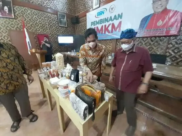 IMG-20220702-WA0021_copy_800x600 Ananta Wahana saat melihat-lihat hasil produk dari para pelaku UMKM.