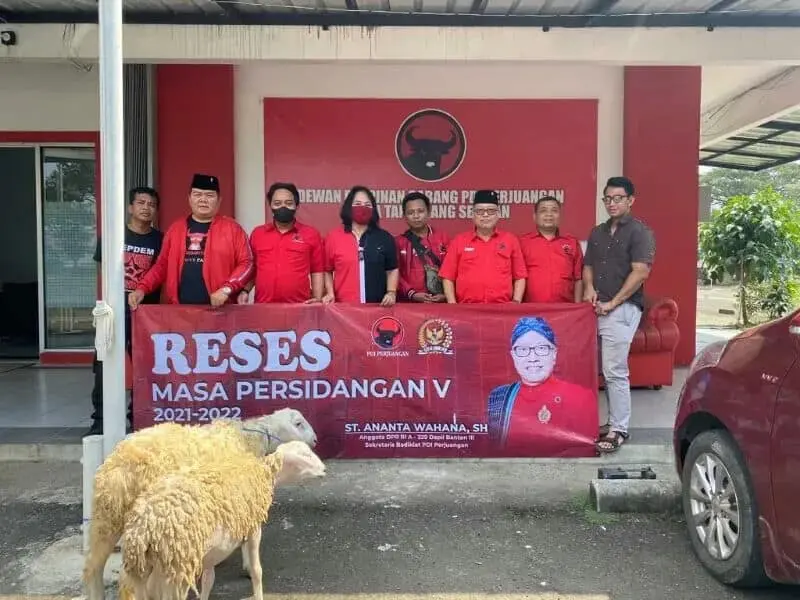 Ananta Wahana saat reses sambil memberikan hewan kurban di DPC PDIP Kota Tangerang Selatan.