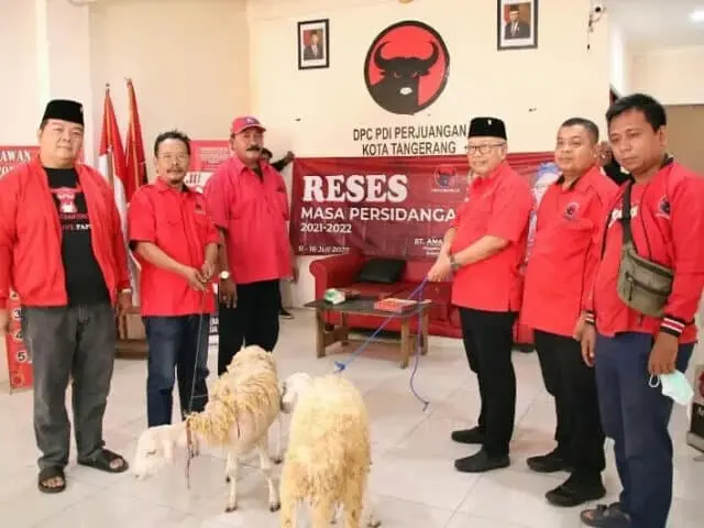 IMG-20220709-WA0034_copy_708x531 Ananta Wahana saat reses sambil memberikan hewan kurban di DPC PDIP Kota Tangerang.
