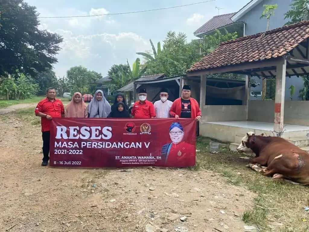 Ananta Wahana saat reses sambil memberikan hewan kurban kepada masyarakat.