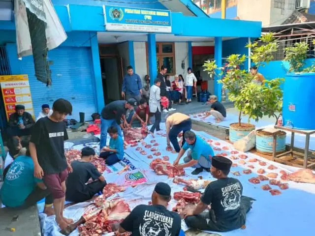 Hari Raya Idul Adha, PWI Kabupaten Tangerang Sembelih 1 Ekor Sapi dan Kambing Hari Raya Idul Adha, PWI Kabupaten Tangerang Sembelih 1 Ekor Sapi dan Kambing