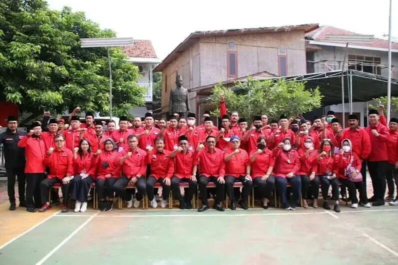 Para kader PDIP Tangerang berfoto bersama usai mengikuti pendidikan kader Pratama.