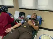 Peringati Hari Bhakti Adhyaksa ke 62 Tahun, Kejaksaan Negeri Kabupaten Tangerang Gelar Donor Darah Kasi Pengelolaan Barang Bukti dan Barang Rampasan Muhammad Arief Ubaidillah saat mendonorkan darahnya.