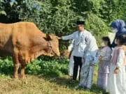 Rano Alfath bersama keluarganya saat menyalurkan hewan kurban untuk masyarakat.