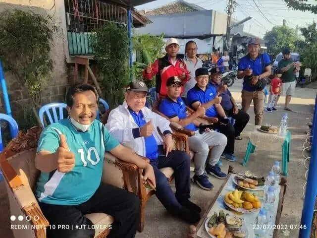 IMG-20220725-WA0012_copy_640x480 Muhammad Rizal Anggota DPR RI (duduk mengenakan jaket putih) saat menonton pertandingan peserta bola voli).
