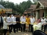 Fahmi Hakim Wakil Ketua DPRD Banten Gelar Sosialisasi Perda dan Wawasan Kebangsaan di Desa Sukasari Tunjung Teja Fahmi Hakim saat menggunting pita simbolis peresmian pembangunan jalan di kampung Ancol Desa Sukasari Kecamatan Tunjung Teja.