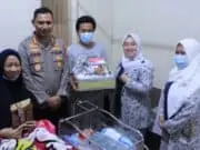 Lahir 1 Juli, Tiga Bayi di Kota Tangerang Dapat Kejutan dari Kapolres Lahir 1 Juli, Tiga Bayi di Kota Tangerang Dapat Kejutan dari Kapolres