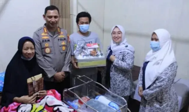 Lahir 1 Juli, Tiga Bayi di Kota Tangerang Dapat Kejutan dari Kapolres Lahir 1 Juli, Tiga Bayi di Kota Tangerang Dapat Kejutan dari Kapolres