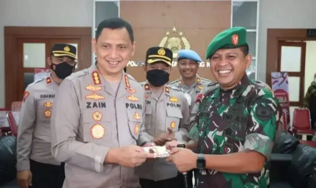 Dandim 0506/Tgr Bawa Kejutan ke Polres Metro Tangerang Kota