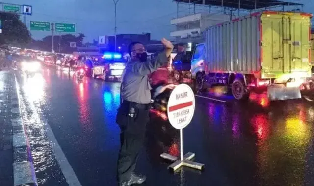Banjir 50 Sentimeter, Polisi Urai Kemacetan Panjang di Fly Over Cibodas Banjir 50 Sentimeter, Polisi Urai Kemacetan Panjang di Fly Over Cibodas