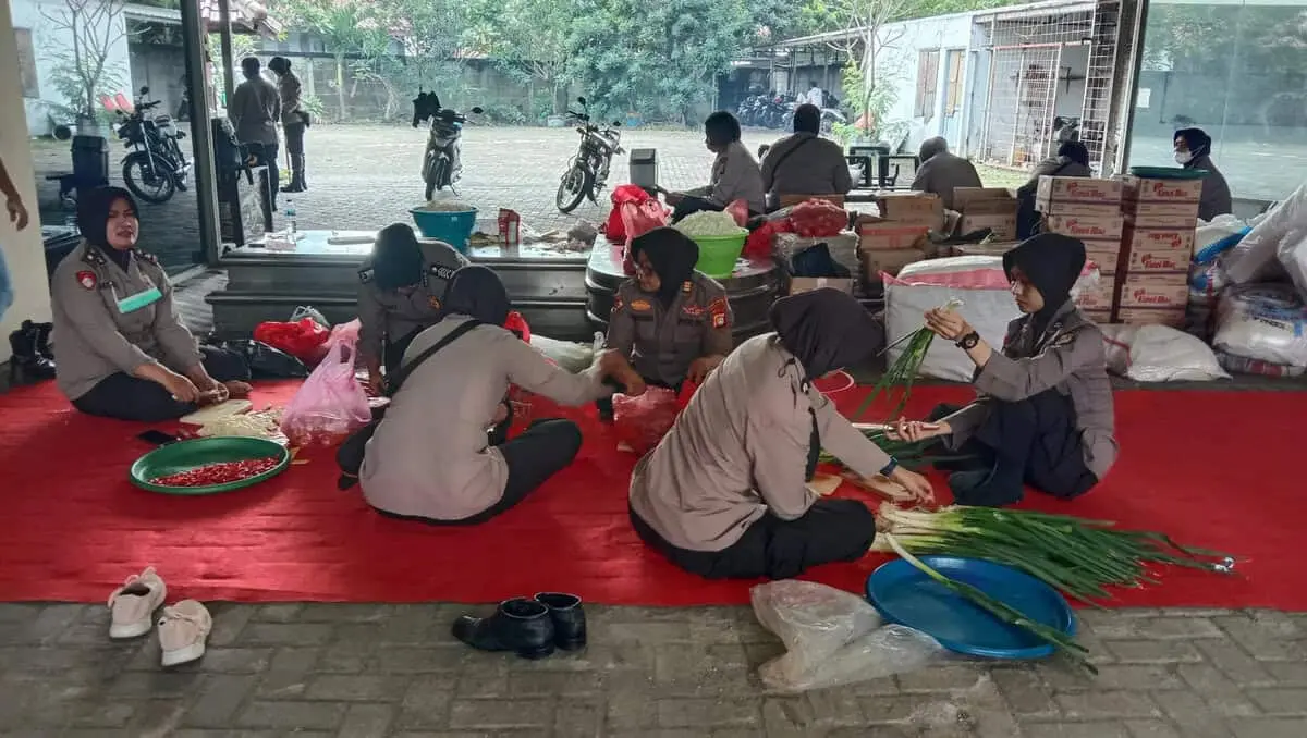 Bencana Banjir, Kapolres Dirikan Dapur Umum dan Posko Kesehatan di Ciledug Bencana Banjir, Kapolres Dirikan Dapur Umum dan Posko Kesehatan di Ciledug