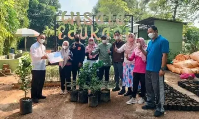 Sedekah Oksigen dengan Sampah Biji Buah - buahan Sedekah Oksigen dengan Sampah Biji Buah - buahan