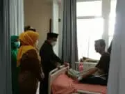 Sidak ke RSUD Pakuhaji, Ketua DPRD Kabupaten Tangerang Catat Fasilitasnya Perlu Ditingkatkan Ketua DPRD Kabupaten Tangerang Kholid Ismail saat berdialog dengan salah satu pasien RSUD Pakuhaji.