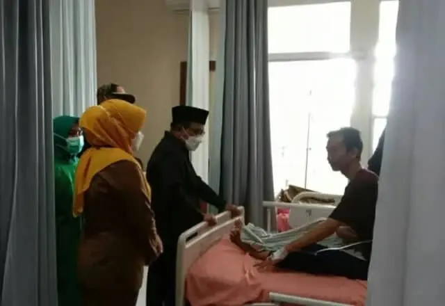 IMG-20220802-WA0019_copy_800x550 Ketua DPRD Kabupaten Tangerang Kholid Ismail saat berdialog dengan salah satu pasien RSUD Pakuhaji.