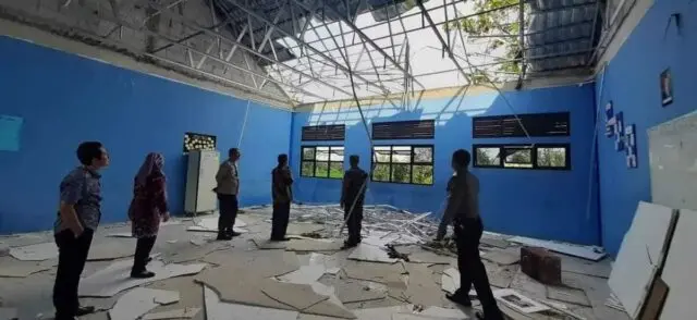 Akibat Angin Puting Beliung, Muspika Baros Lakukan Pengecekan Kerusakan Lokasi Kantin SMAN 1 Baros