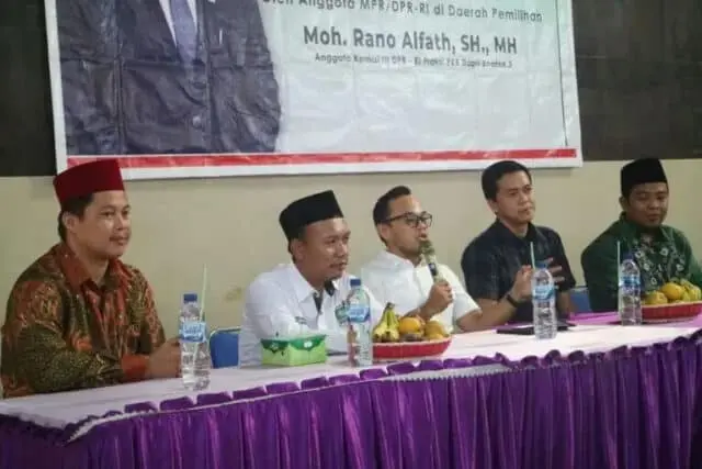 IMG-20220807-WA0011_copy_768x512 Rano Alfath (ditengah) saat menyampaikan penjelasan empat pilar kebangsaan kepada masyarakat.