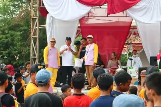 IMG-20220815-WA0037_copy_640x427 Muhammad Rizal Anggota DPR RI fraksi PAN saat memberikan sambutannya di kegiatan gerak jalan santai di Kresek.