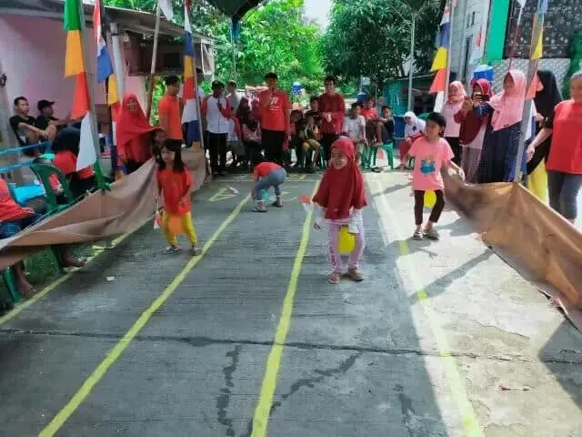 IMG-20220817-WA0035_copy_640x480 Anak-anak saat mengikuti lomba balap balon.