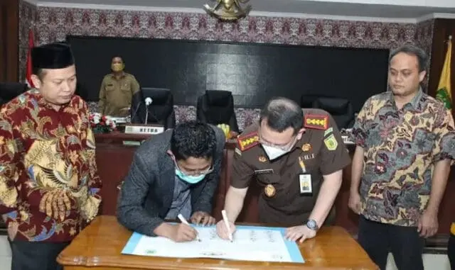 Fakta Integritas DPRD dengan Kejari Kota Tangerang Anti KKN Fakta Integritas DPRD dengan Kejari Kota Tangerang Anti KKN
