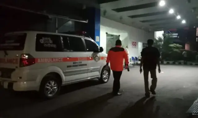 Orang Terlantar di Fly Over Kebon Nanas Dievakuasi ke RSUD Kota Tangerang Orang Terlantar di Fly Over Kebon Nanas Dievakuasi ke RSUD Kota Tangerang