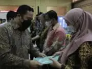 1.046 Sertifikat Tanah Diserahkan Langsung Kepada Masyarakat Kota Tangerang 1.046 Sertifikat Tanah Diserahkan Langsung Kepada Masyarakat Kota Tangerang