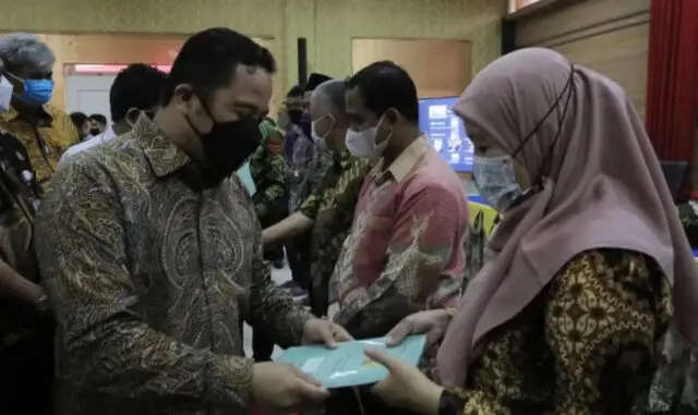1.046 Sertifikat Tanah Diserahkan Langsung Kepada Masyarakat Kota Tangerang 1.046 Sertifikat Tanah Diserahkan Langsung Kepada Masyarakat Kota Tangerang