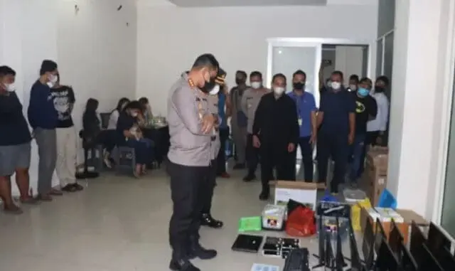Polisi Grebeg Ruko Diduga Tempat Judi Online di Petir Kota Tangerang Polisi Grebeg Ruko Diduga Tempat Judi Online di Petir Kota Tangerang