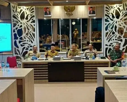 1663663299_871x497_copy_446x360 Camat Legok Cucu Abdurrosyied saat rapat membahas revitalisasi Pasar Legok.