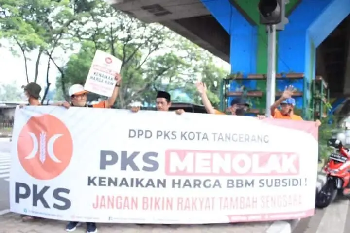 Konsisten Tegas Tolak Kenaikan Harga BBM, PKS Kota Tangerang Aksi Flash Mob Konsisten Tegas Tolak Kenaikan Harga BBM, PKS Kota Tangerang Aksi Flash Mob