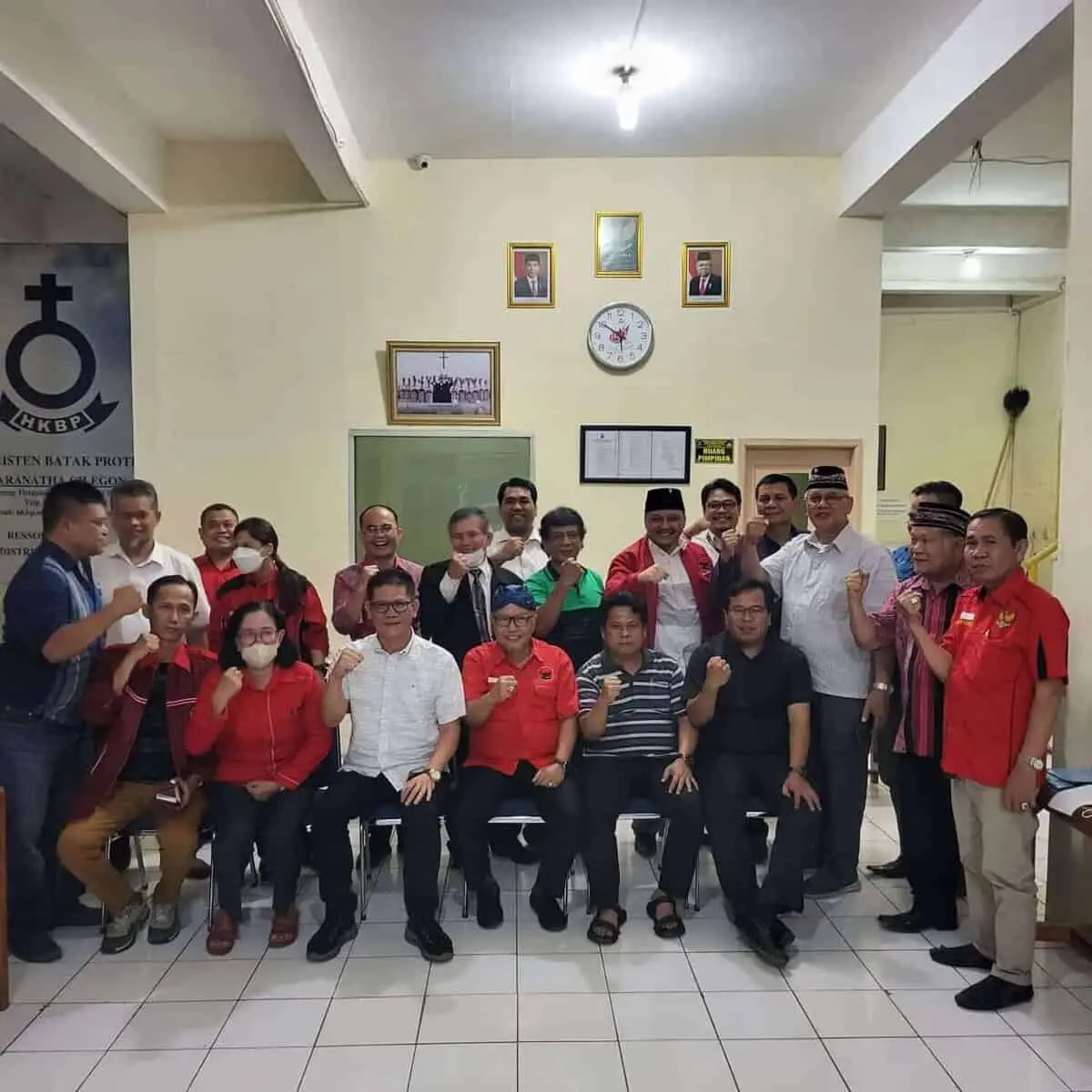 Anggota DPR RI Fraksi PDIP Dapil Banten, Ananta Wahana dan jajaran pengurus DPD PDIP Banten saat melakukan pertemuan dengan Pengurus dan Panitia Pembangunan Gereja HKBP Maranatha di Istana Cilegon.