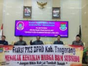 PKS Bentangkan Spanduk Tolak Kenaikan BBM Saat Rapat Paripurna DPRD 