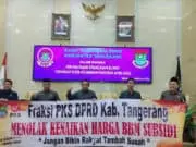 PKS Bentangkan Spanduk Tolak Kenaikan BBM Saat Rapat Paripurna DPRD PKS Bentangkan Spanduk Tolak Kenaikan BBM Saat Rapat Paripurna DPRD
