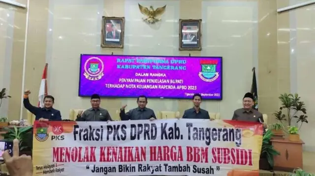 PKS Bentangkan Spanduk Tolak Kenaikan BBM Saat Rapat Paripurna DPRD 
