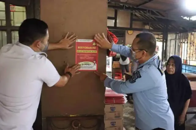 Bapenda Kabupaten Tangerang Tempelkan Stiker Pengingat Bagi Penunggak Pajak Bapenda Kabupaten Tangerang Tempelkan Stiker Pengingat Bagi Penunggak Pajak