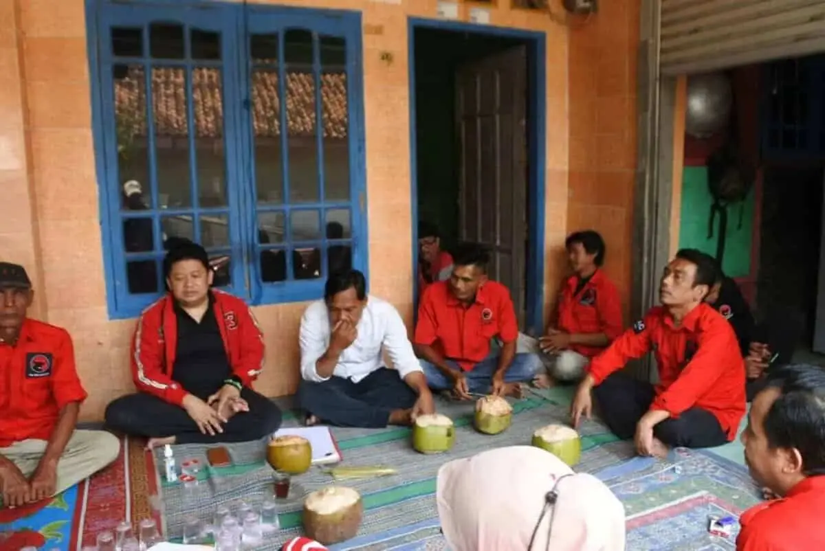 Irvansyah bersama pengurus PAC PDIP Kecamatan Mauk.