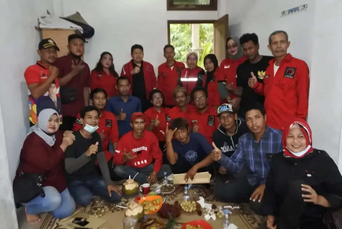 Irvansyah bersama pengurus PAC PDIP Kecamatan Sepatan.