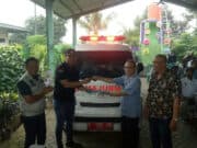 Pemerintah Desa Kadu Curug Dapat Bantuan Mobil Ambulan dari PT Non Ferindo Utama Kepala Desa Kadu Muhammad Asdiansyah bersama Camat Curug Supriyadi saat menerima penyerahan kunci mobil ambulan dari direktur PT Non Ferindo Utama Alfred Sihombing.