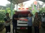 Pemerintah Desa Kadu Curug Dapat Bantuan Mobil Ambulan dari PT Non Ferindo Utama Kepala Desa Kadu Muhammad Asdiansyah bersama Camat Curug Supriyadi saat menerima penyerahan kunci mobil ambulan dari direktur PT Non Ferindo Utama Alfred Sihombing.