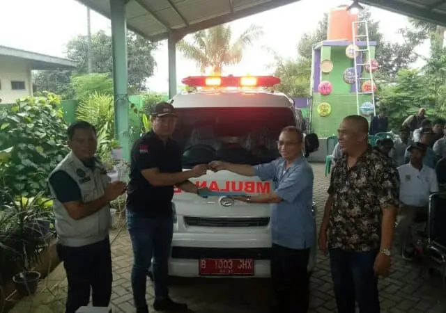 IMG20220909145157_copy_1310x921 Kepala Desa Kadu Muhammad Asdiansyah bersama Camat Curug Supriyadi saat menerima penyerahan kunci mobil ambulan dari direktur PT Non Ferindo Utama Alfred Sihombing.